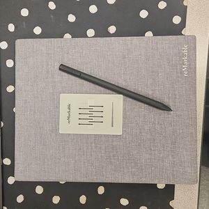 Remarkable 2 with cover, magnetic pen and refill tips